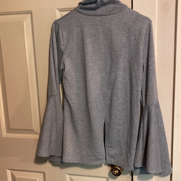 Super soft gray fluted sleeve top size M - Picture 3 of 6